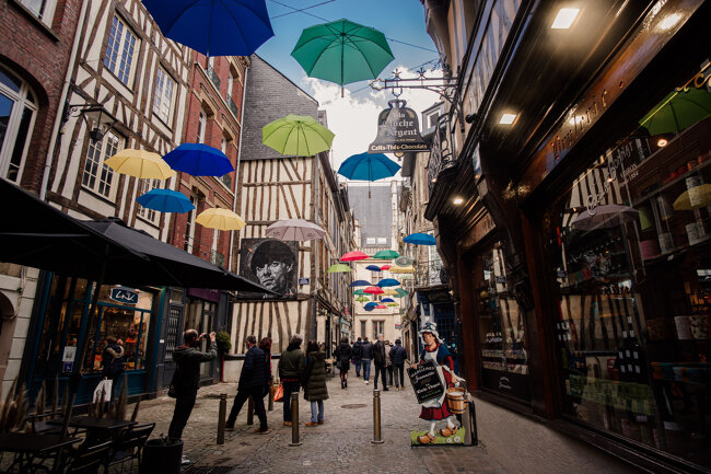 Rouen, rue Massacre, parapluies 
